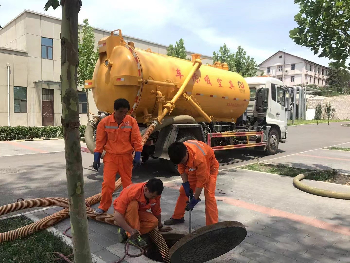 长治管道疏通车停在窨井附近