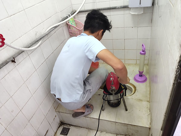 长治管道堵塞冒臭气 专业师傅现场解决问题
